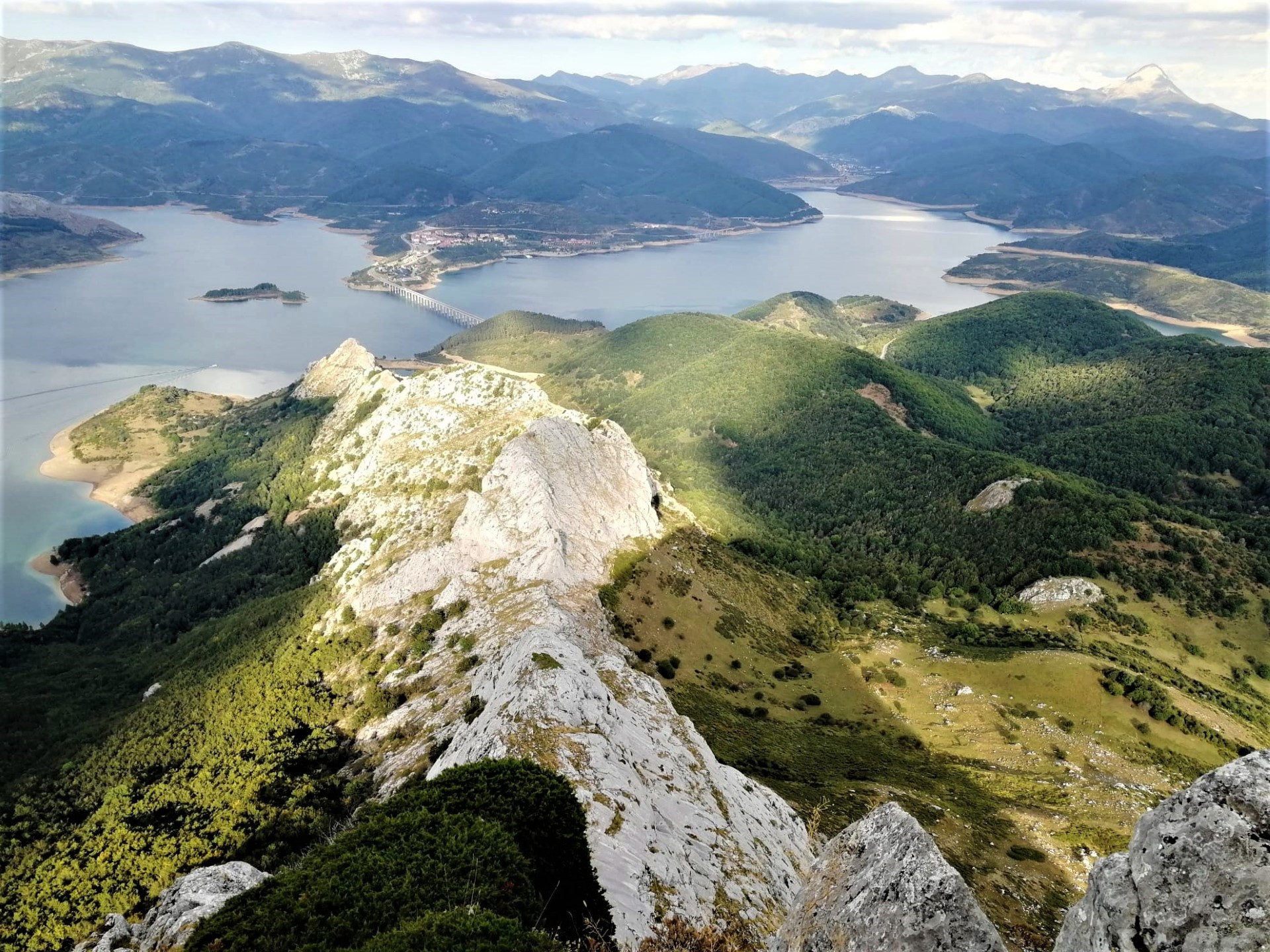 Aventurero solo en la cima
