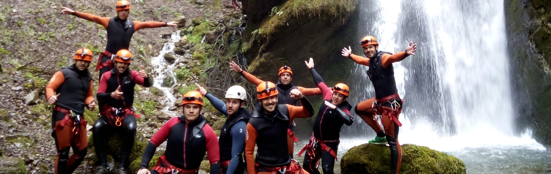 Amigos celebrando tras el rafting